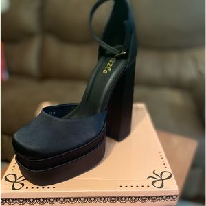 Black satin pumps high block heel and with a double platform.